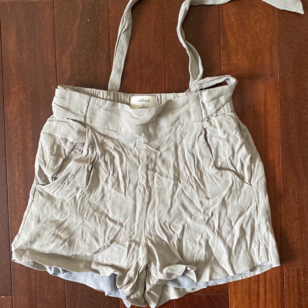 Aritzia Wilfred shorts with bow tied in back